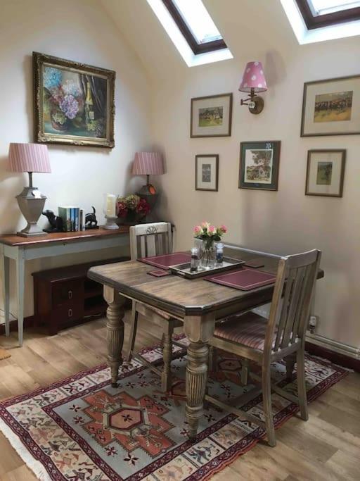 The Grooms Loft Self Contained Apartment Milton Abbas Buitenkant foto